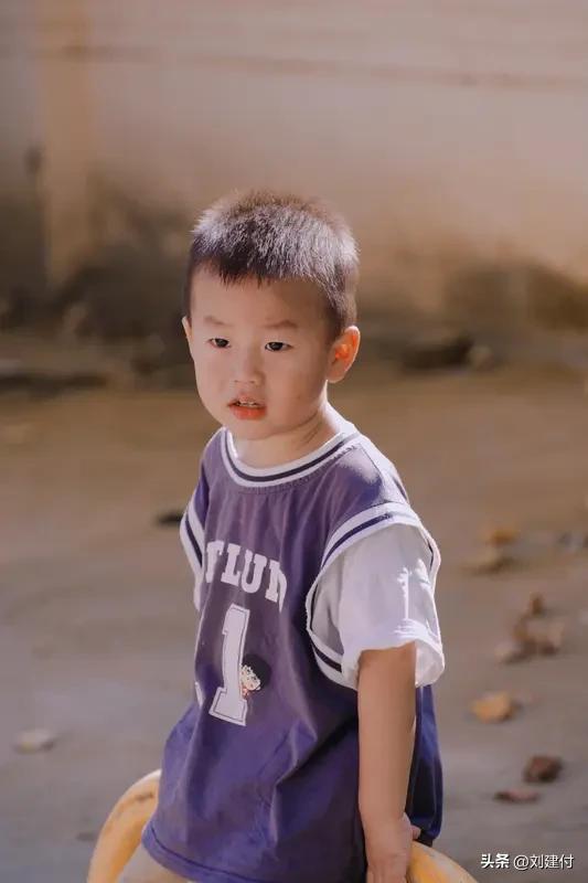 男孩“报警抓妈妈” 民警上门核查 河南焦作一个6岁男孩报警抓妈妈的视频火了。3月