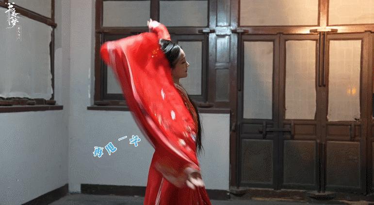 李一桐怎么又美又飒的李一桐的红衣扮相太杀了，她倚在窗边，眼神灵动似小鹿，起身时却