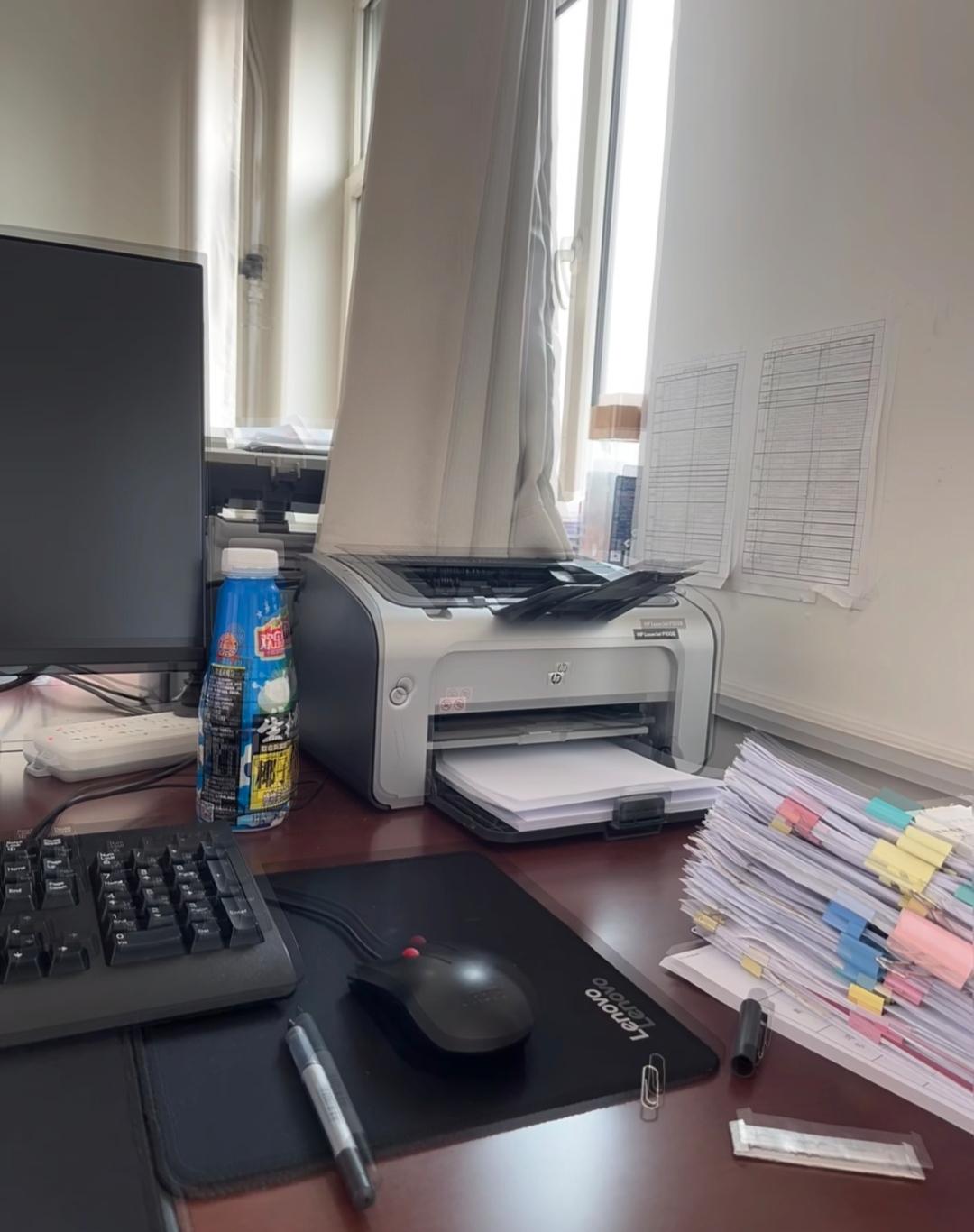 随口答了句实话，
同事为啥跟我急了？
 
前天老总瞥见公司门口的泥鞋，
随口问了