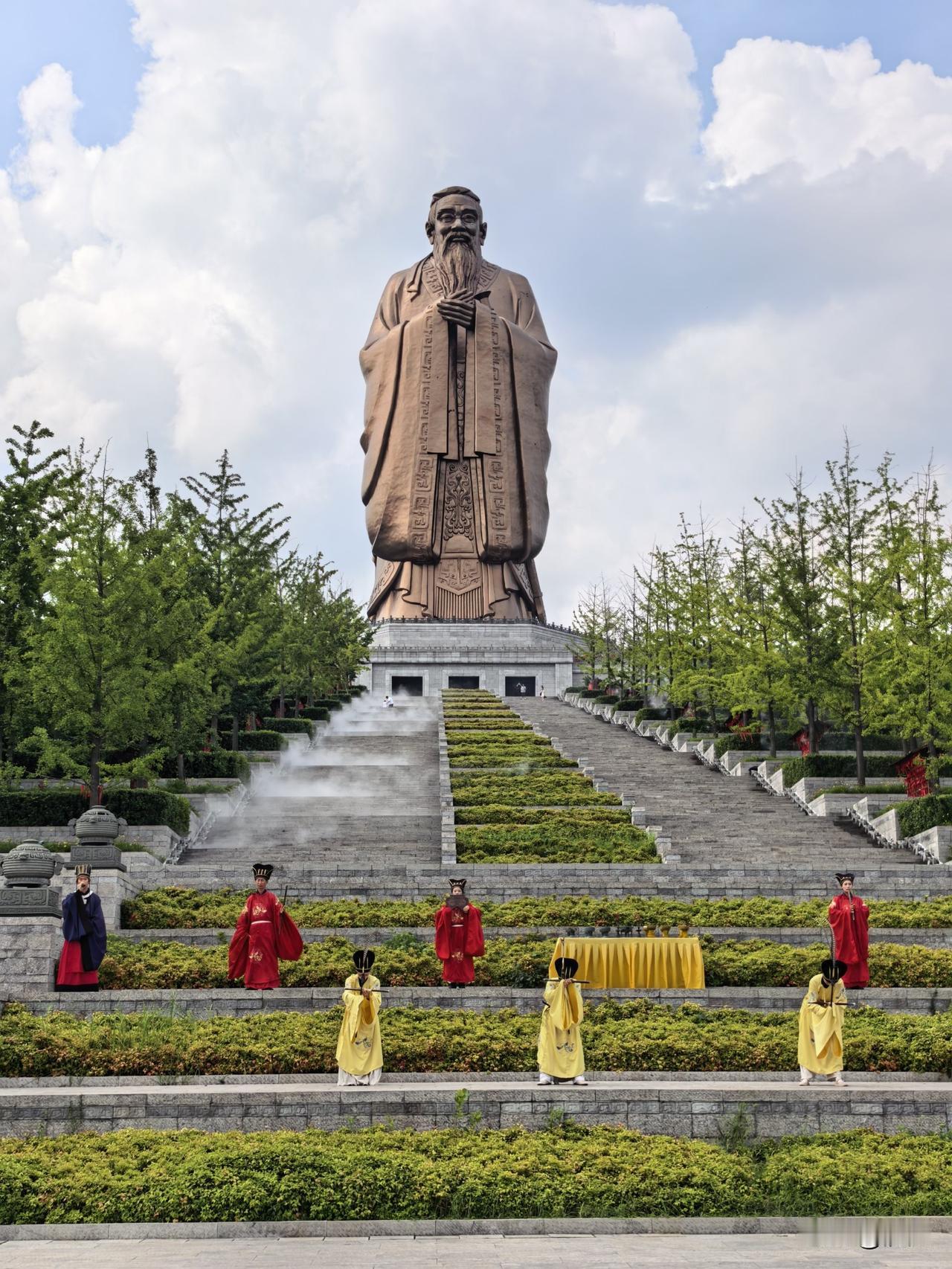 要拜孔子吗？建议不拜。

曲阜孔庙、孔府、孔林是很大的古建筑群，是纪念孔子最好的