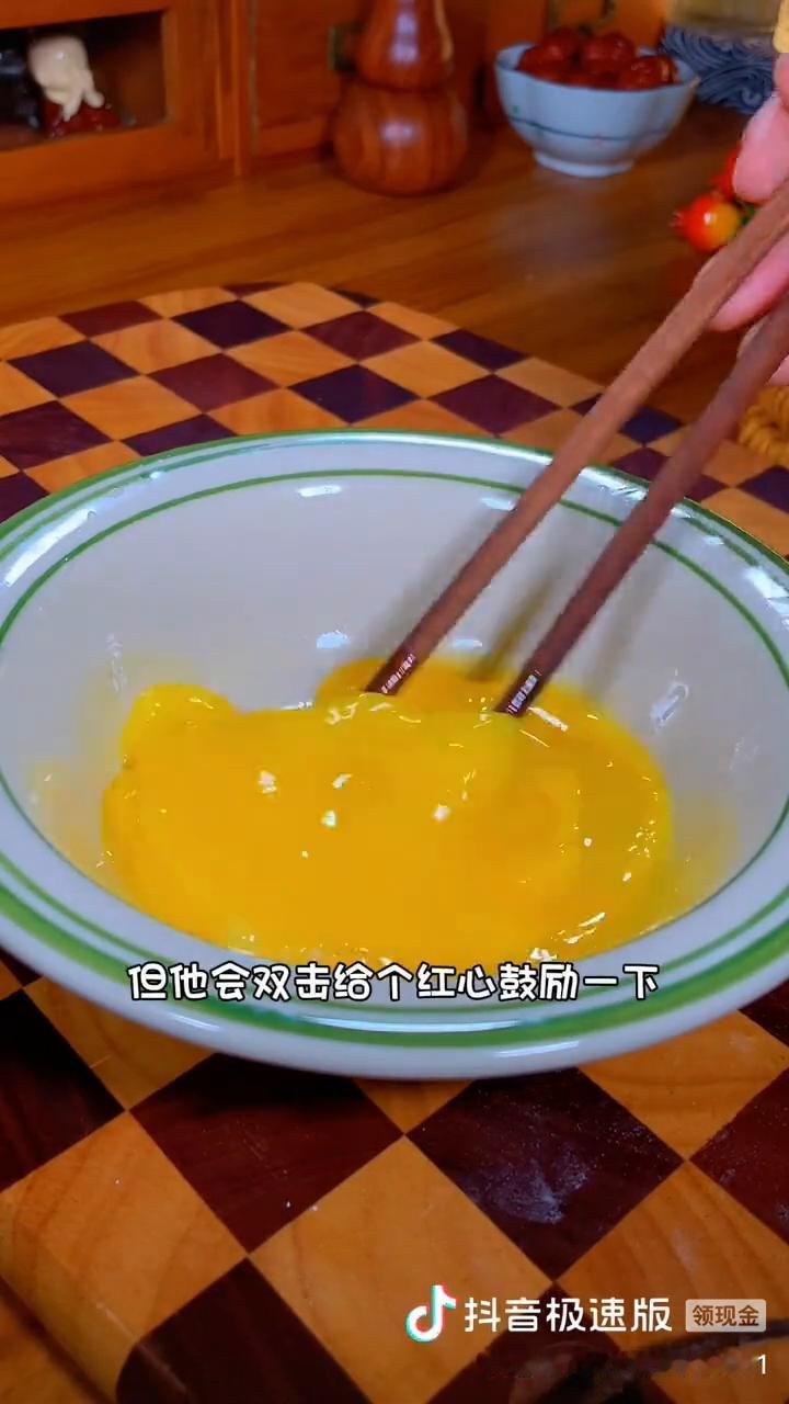 糖果脆脆肠。
大家请注意看，把吃剩的饺子皮包着火腿肠放进锅里炸一炸，出锅竟是一道