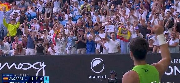 拖着一条伤腿的阿卡，大部分时间里依旧主导进攻，你敢信！紫薇拿不到大满贯真是有原因