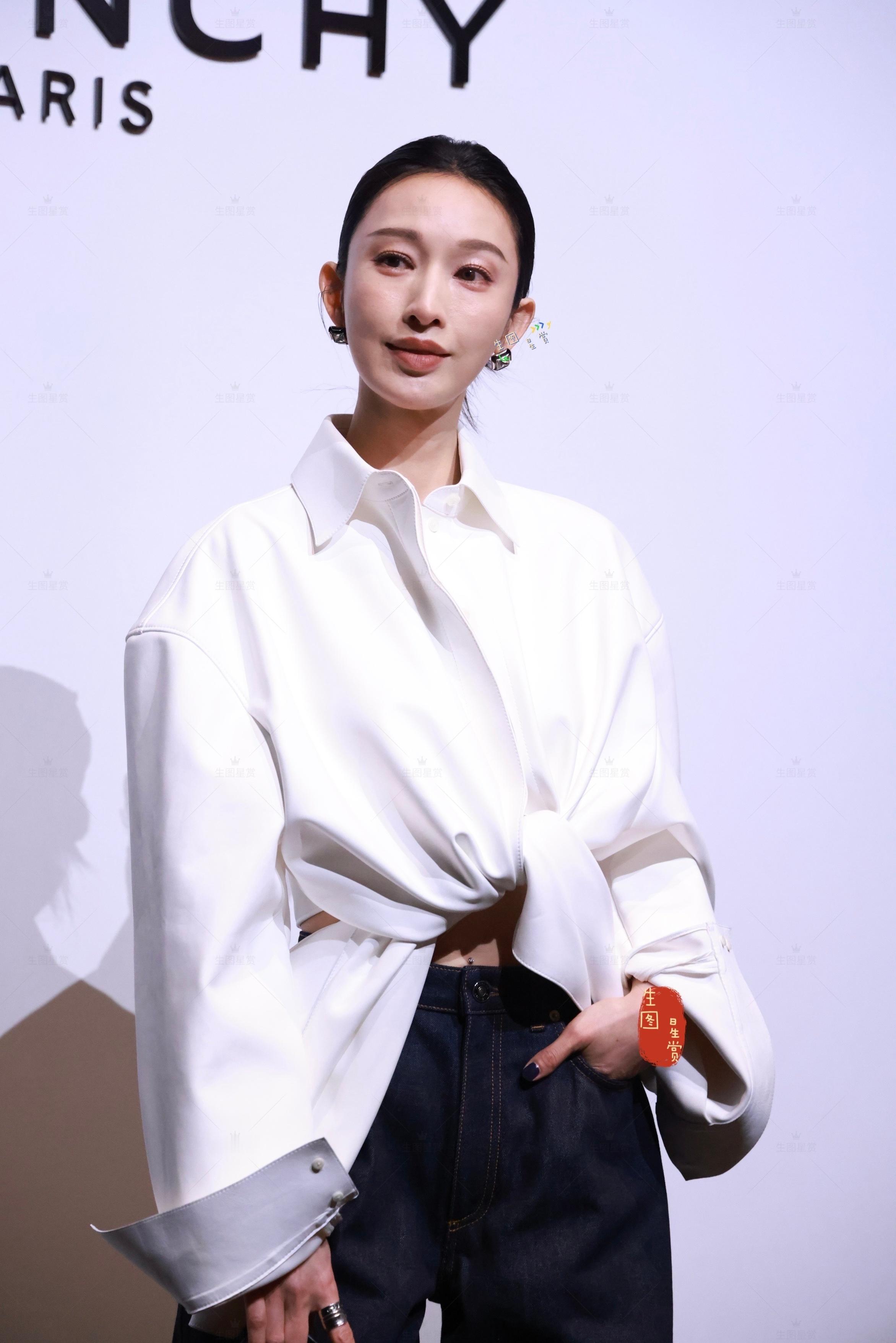 张俪纪梵希活动美貌营业干练知性风的俪姐，有被飒到张俪枭起青壤张俪林喜柔