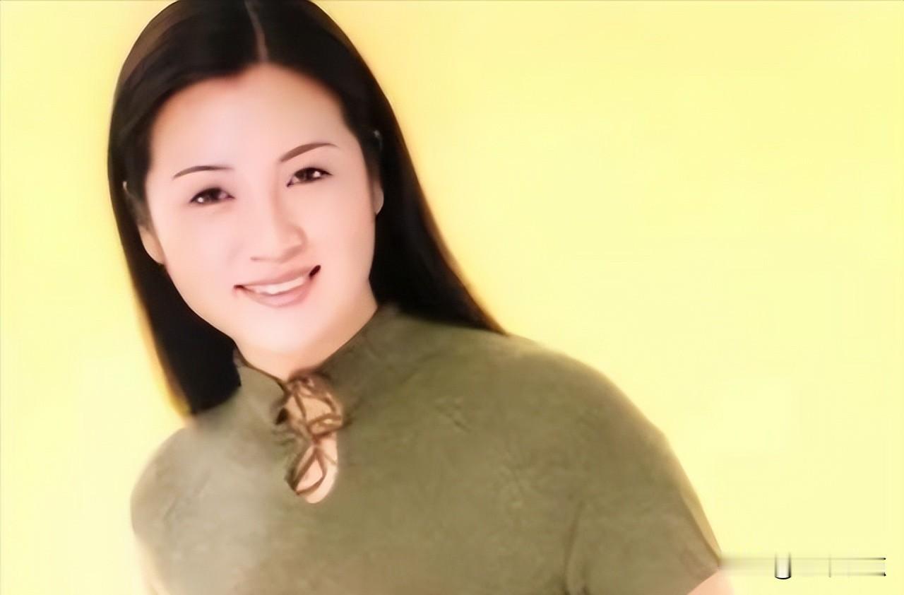 她走了十年，没人提起她的名字。
可早上六点，还有人下意识等那句“早安”。
王欢，