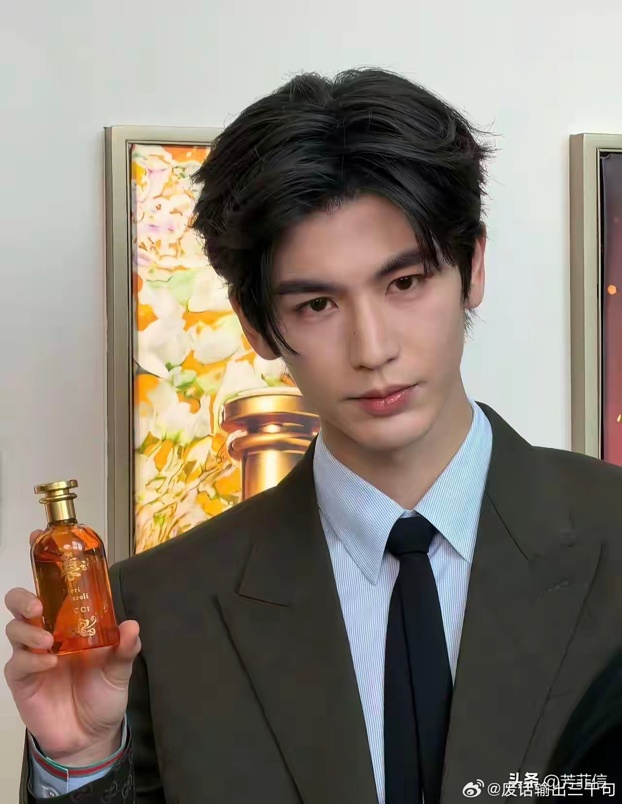 一代神颜有一代神颜的缺陷，比起笑起来满脸褶子，张凌赫更大的问题在于凸嘴，唇下组织