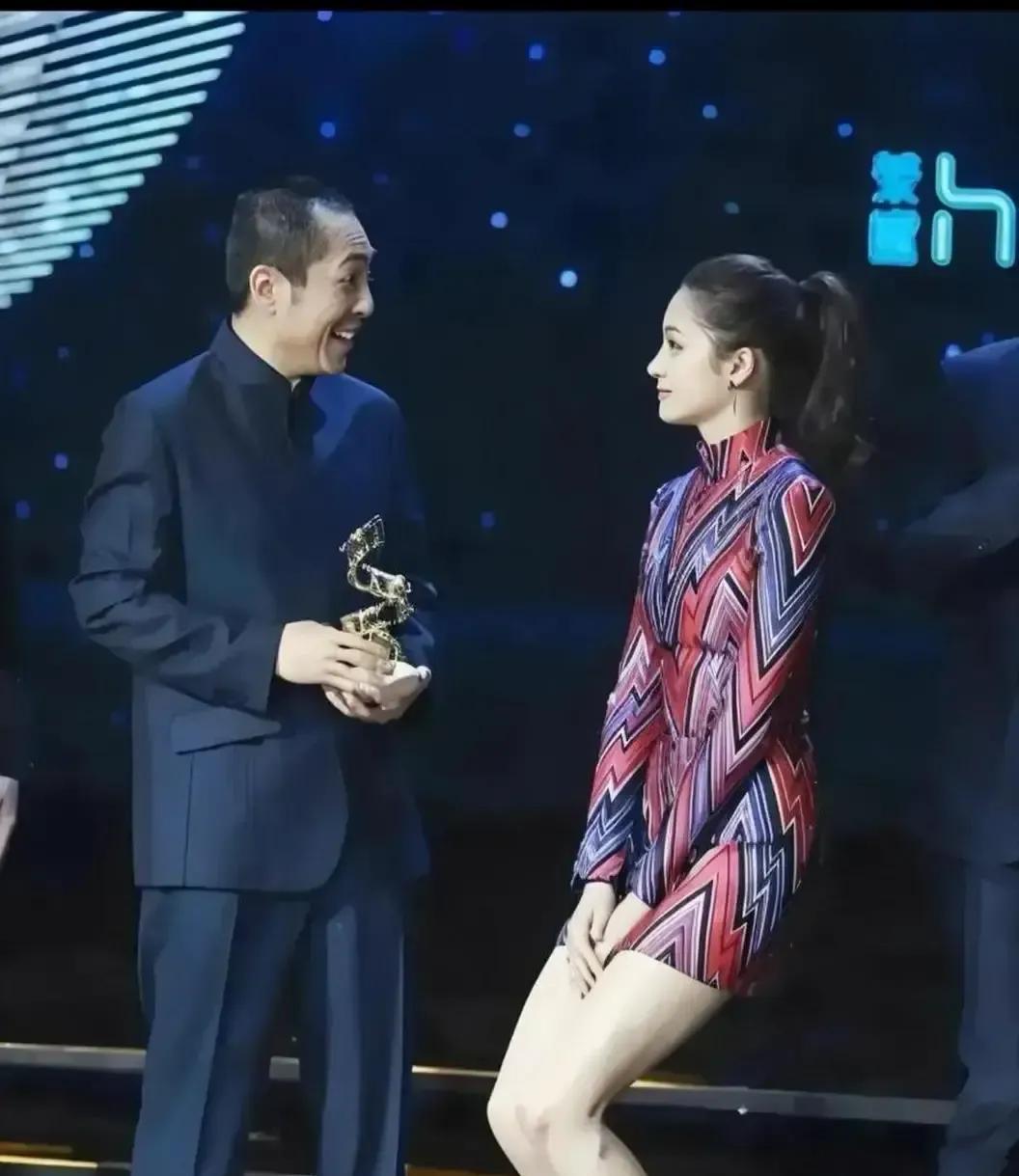 别被骗了。
关晓彤那三秒的“社死”，恰恰是她能走到今天的秘密。
视频里她夹腿、半