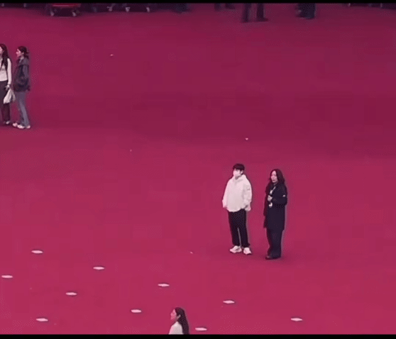 哇塞，看见孙颖莎了，已经和工作人员在排练了，戴着白色口罩，穿着白色外套的那个就是
