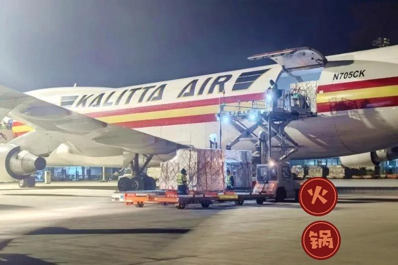 凌晨4点的合肥新桥机场，一架波音747全货机静静落地，没人想到，舱门一开，竟是8