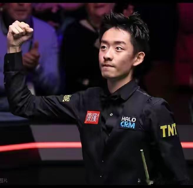 这位选手在比赛中自信地举拳庆祝。4月30号00后小将打入斯诺克四强，希望他能保持