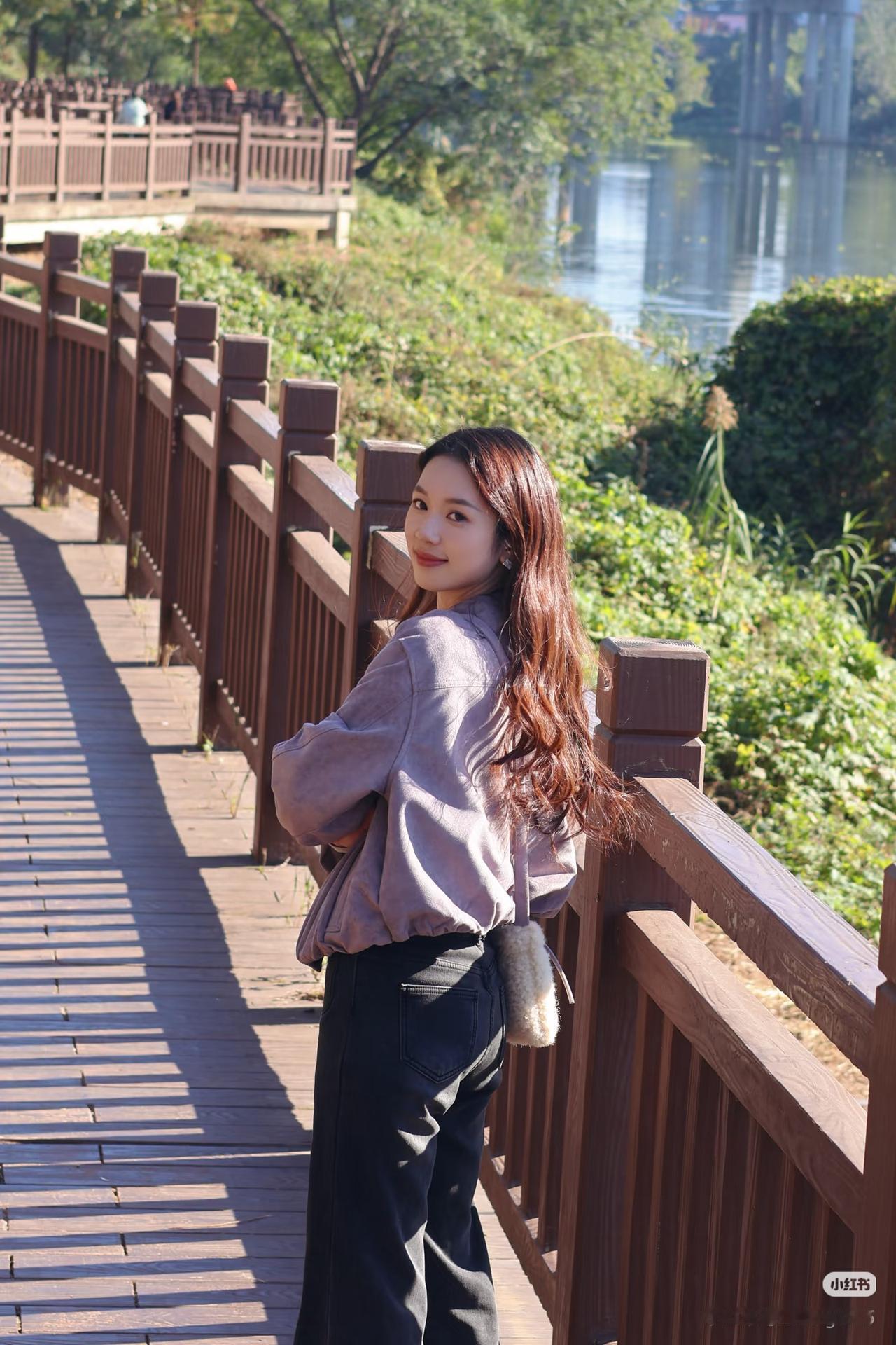 阳光下的悠闲时光，漫步在木桥上，享受自然的美好。