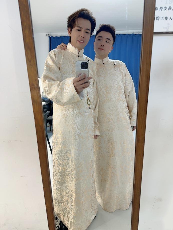 德云社靳鹤岚迎来了34岁生日，搭档朱鹤松凌晨发文送祝福。朱鹤松说道：帅哥靳鹤岚，