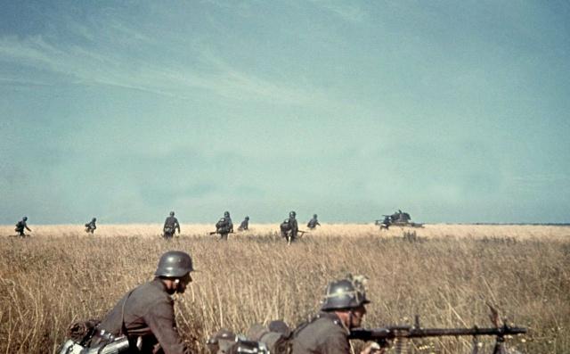 二战东线，德第126步兵师的士兵在战斗一线中。时间是1941年8月，随军摄影师G