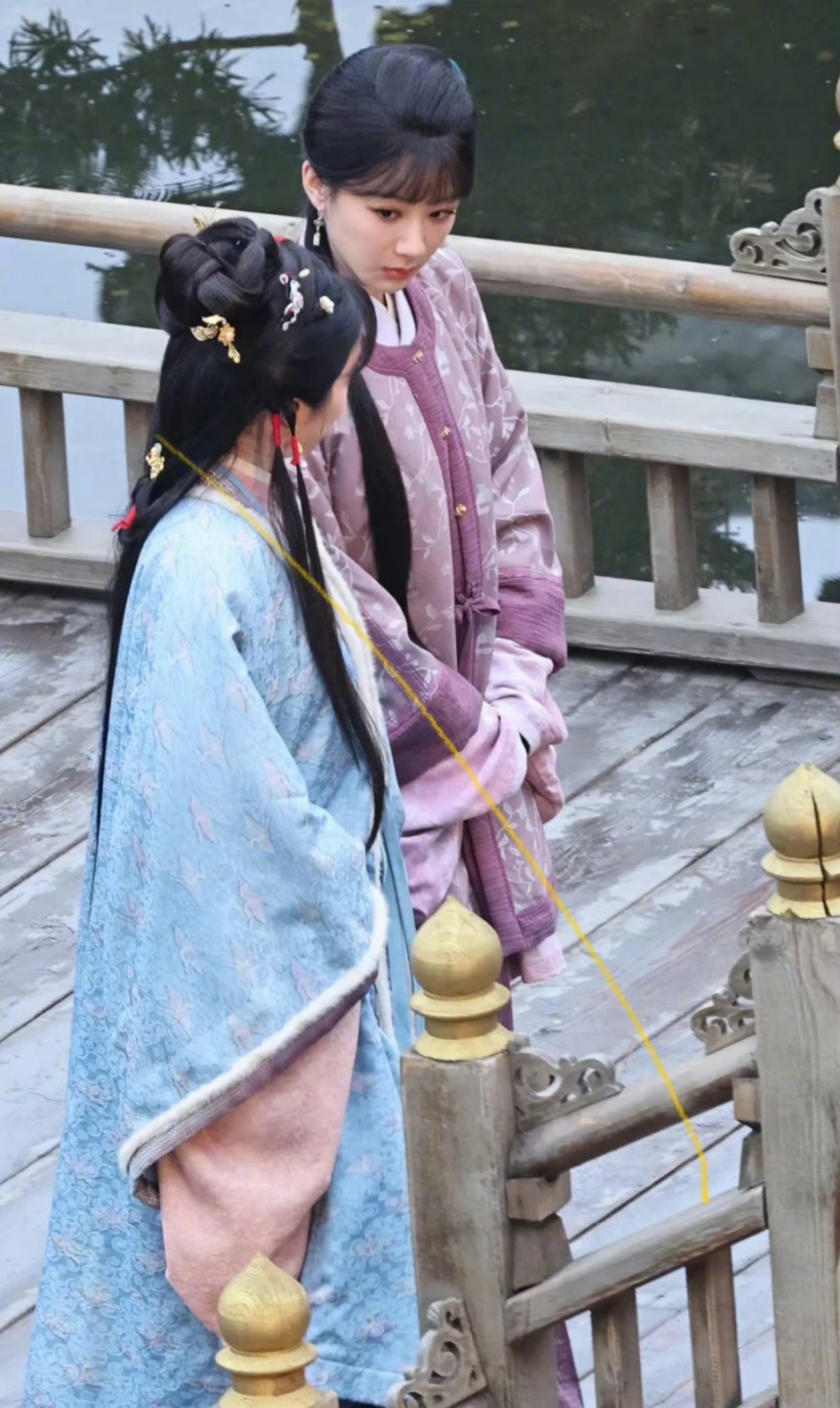 杨紫在《家业》里的齐刘海造型挺有感觉的，透着股温婉坚韧劲儿，让人不自觉就期待起这