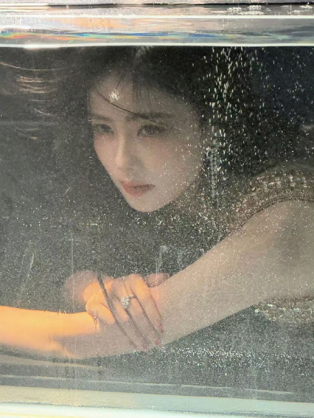白鹿晒vogue三套造型白鹿一会姐一会妹 啊啊啊！今天超美的！ ​白鹿[超话] 