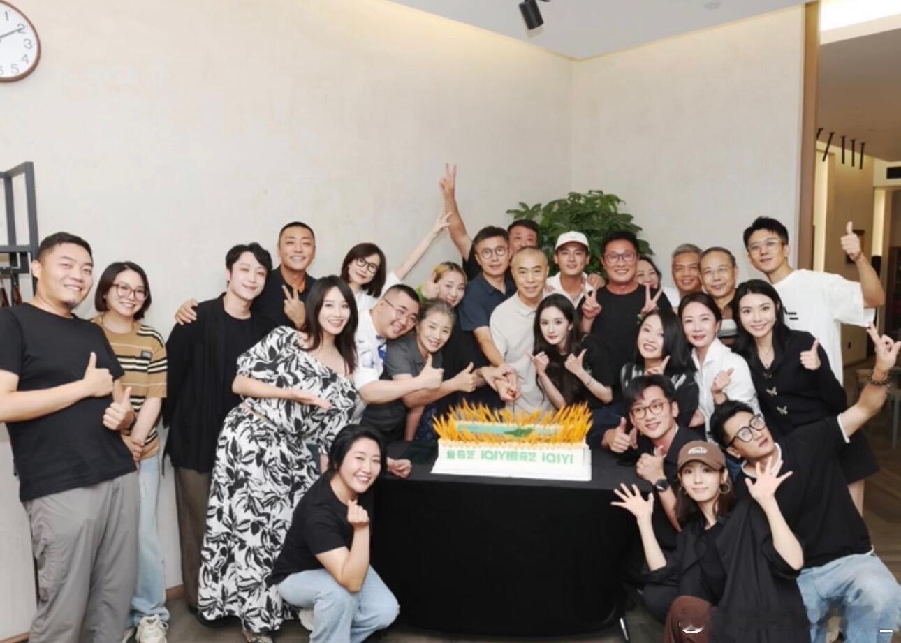 杨幂到底干啥了生万物庆功宴合影，一群可爱的人！！生万物｜杨幂 绣绣 ​​​