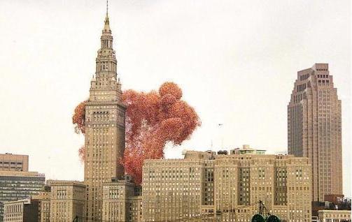 【1986年美国最奇葩慈善，成全民吐槽的灾难现场，150万氢气球酿造悲剧】
这是