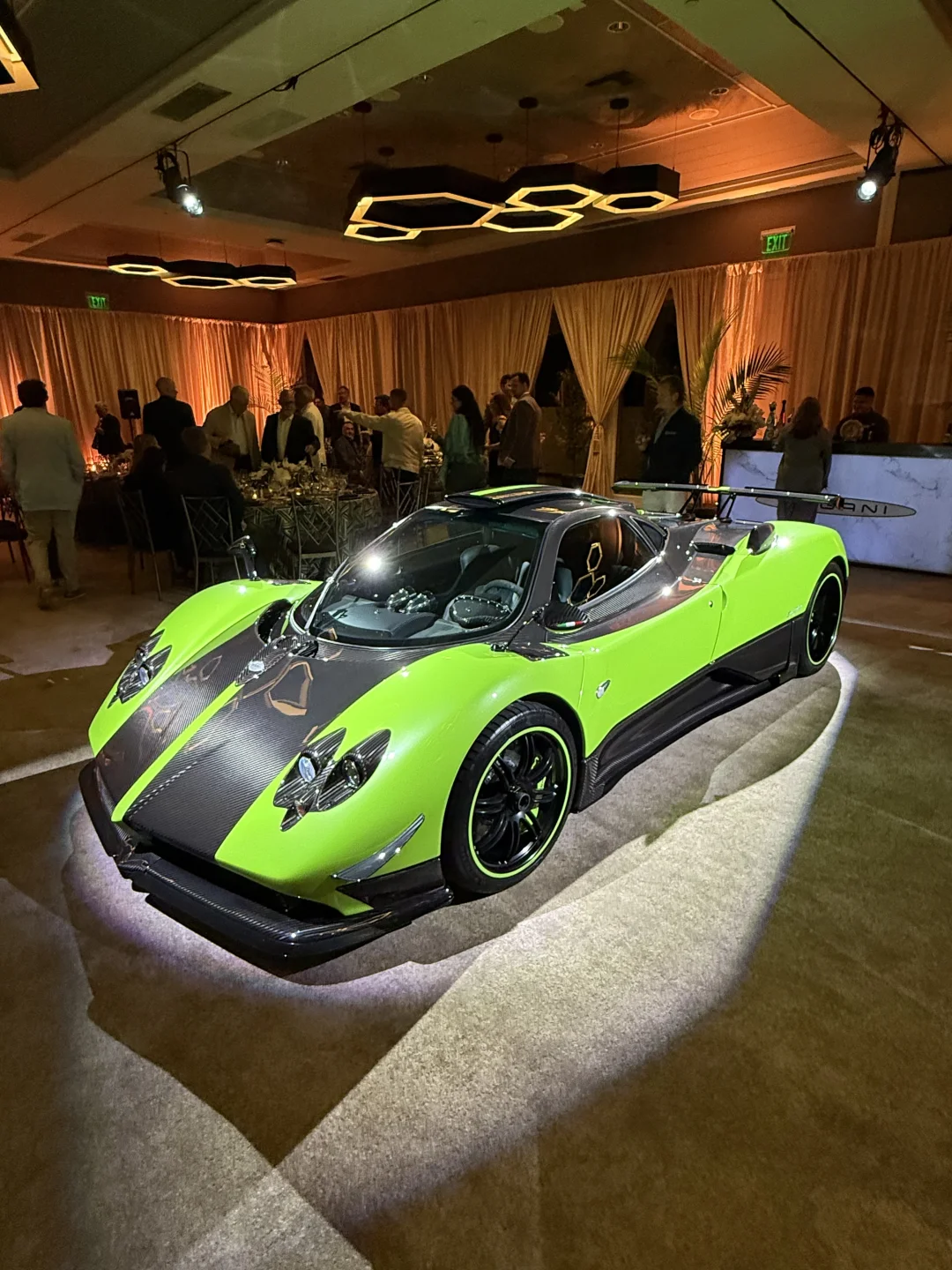 晚宴上的绿色zonda cinque