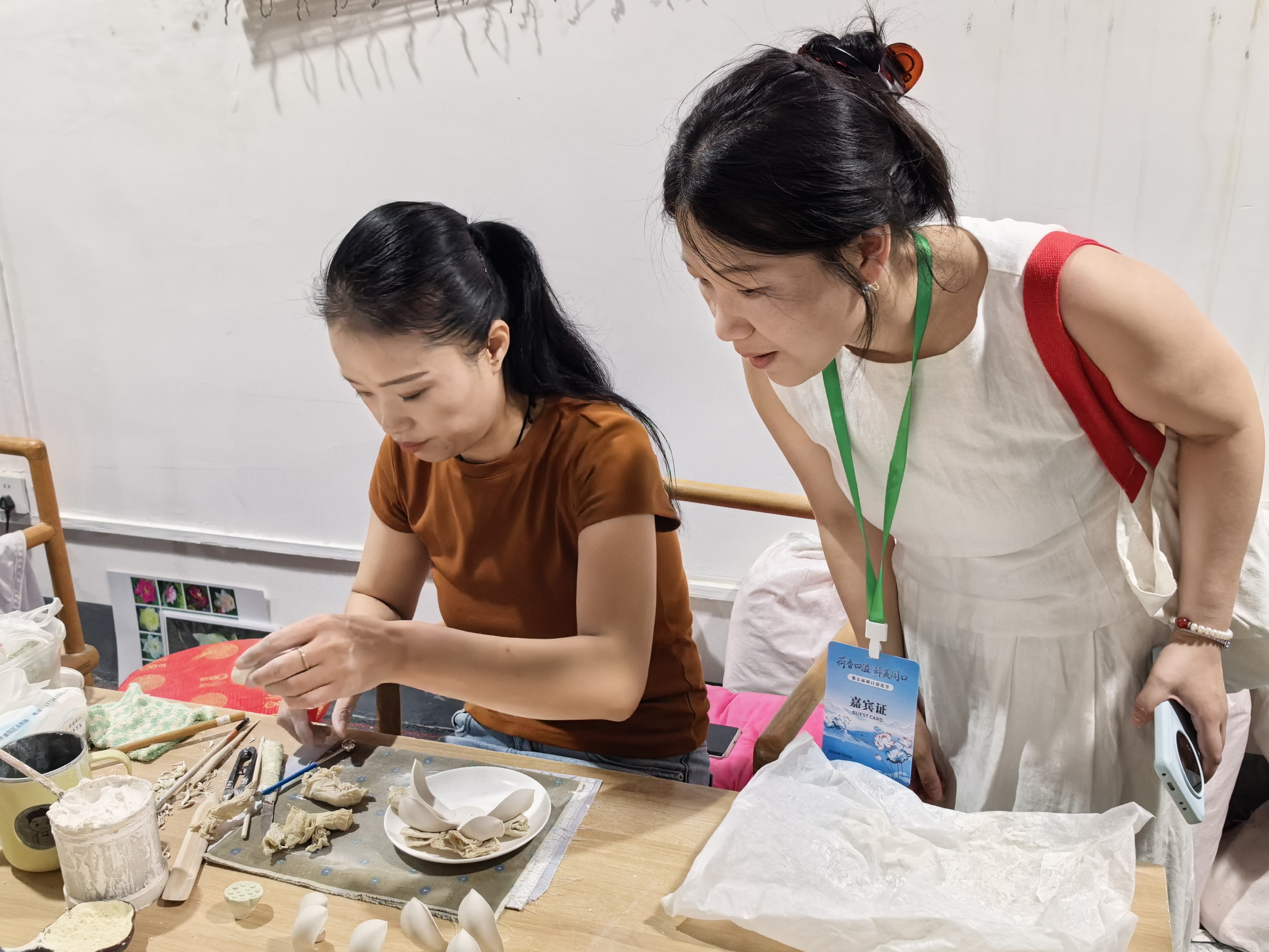 这个夏天总要去淮阳赏荷 走进周口荷花瓷艺术创作研究中心，一件件精巧雅致的陶瓷作品