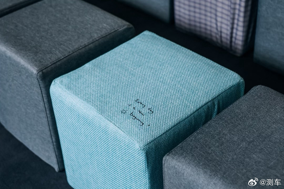 坐在撞色小方凳上，才发现早已被MINI的故事包围。经典设计之上，每个人都能活成自