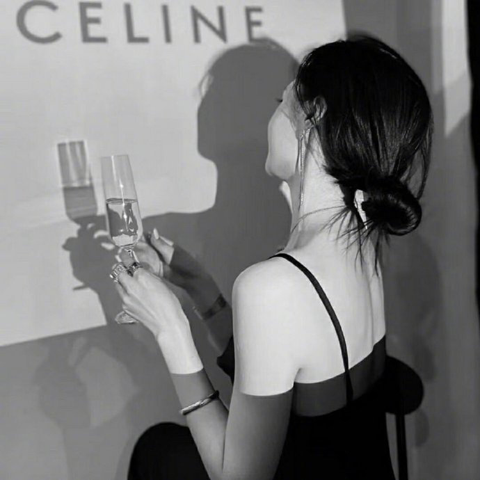 “社会让我明白 赚钱就好 其他都俗” 