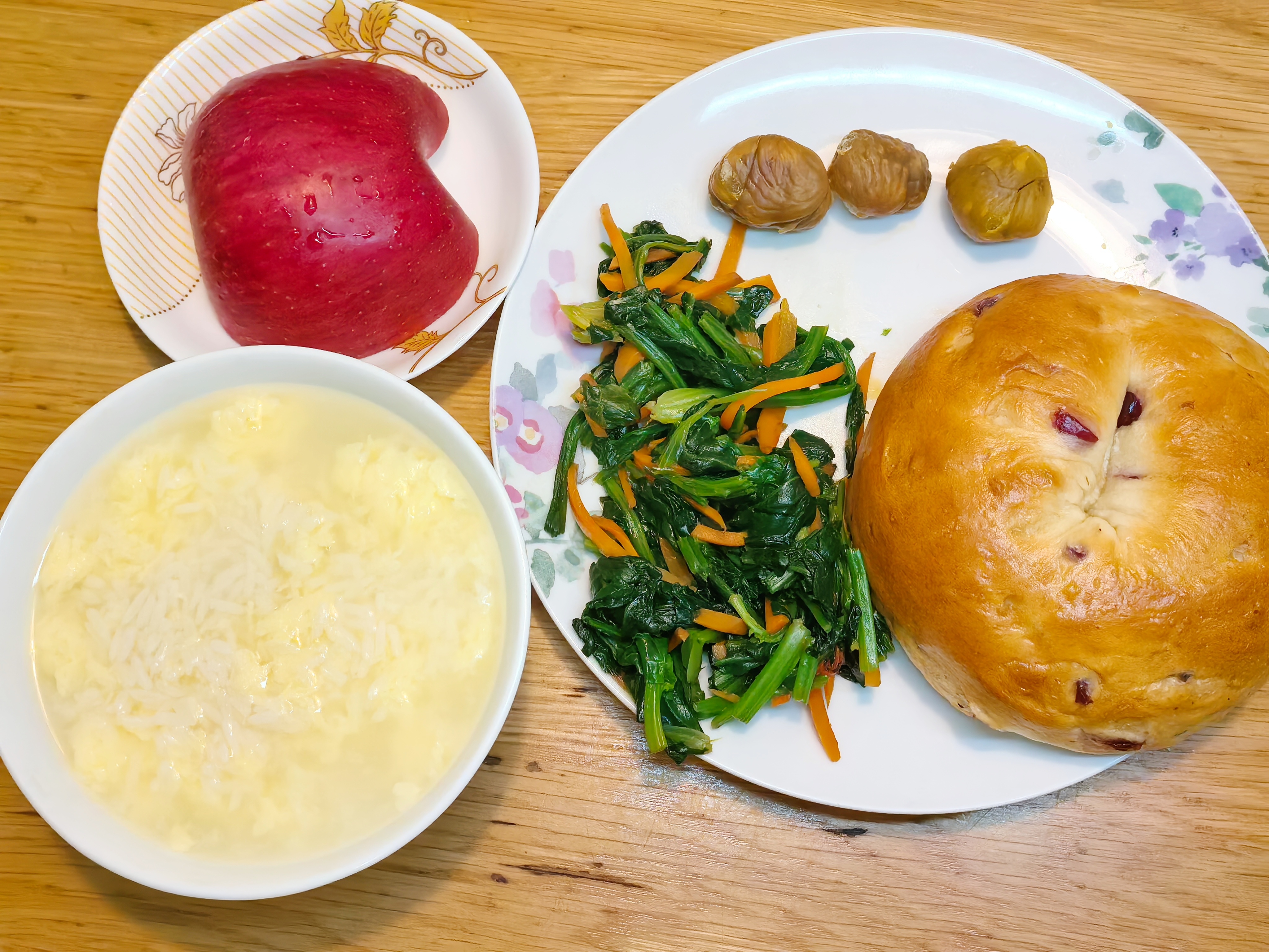 #波妞的早餐# 早上好！又到周末，心情还不错。🥢蔓越莓贝果，拌菠菜胡萝卜，板栗