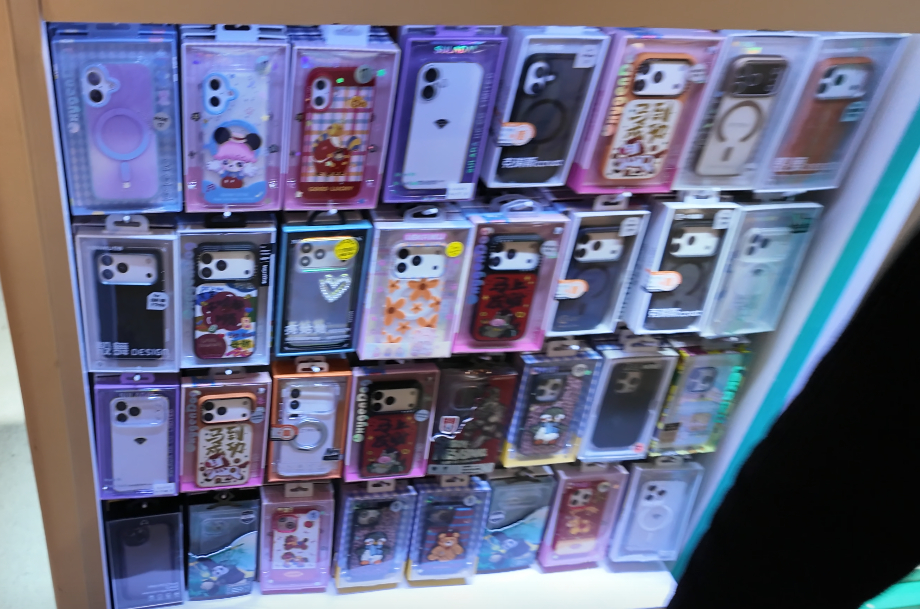 昨天路过商场的一个卖手机壳膜的，满架子的都是iPhone的壳子，唯一的安卓手机壳