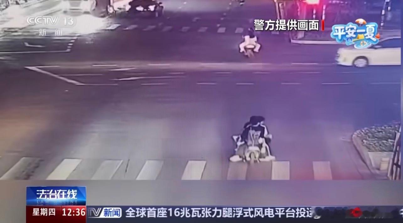 5人坐一辆电动自行车太吓人无知者无畏呀！电瓶车载5个人+不戴头盔连续闯红灯原因：