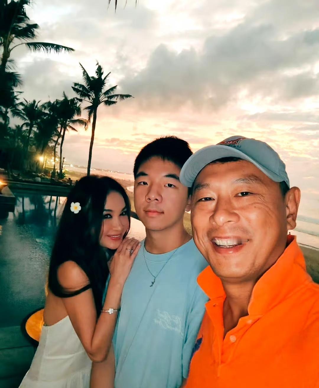 仔细看，温碧霞养子也有些地方长得像温碧霞，大多部分像温碧霞老公。而且他们的亲子关