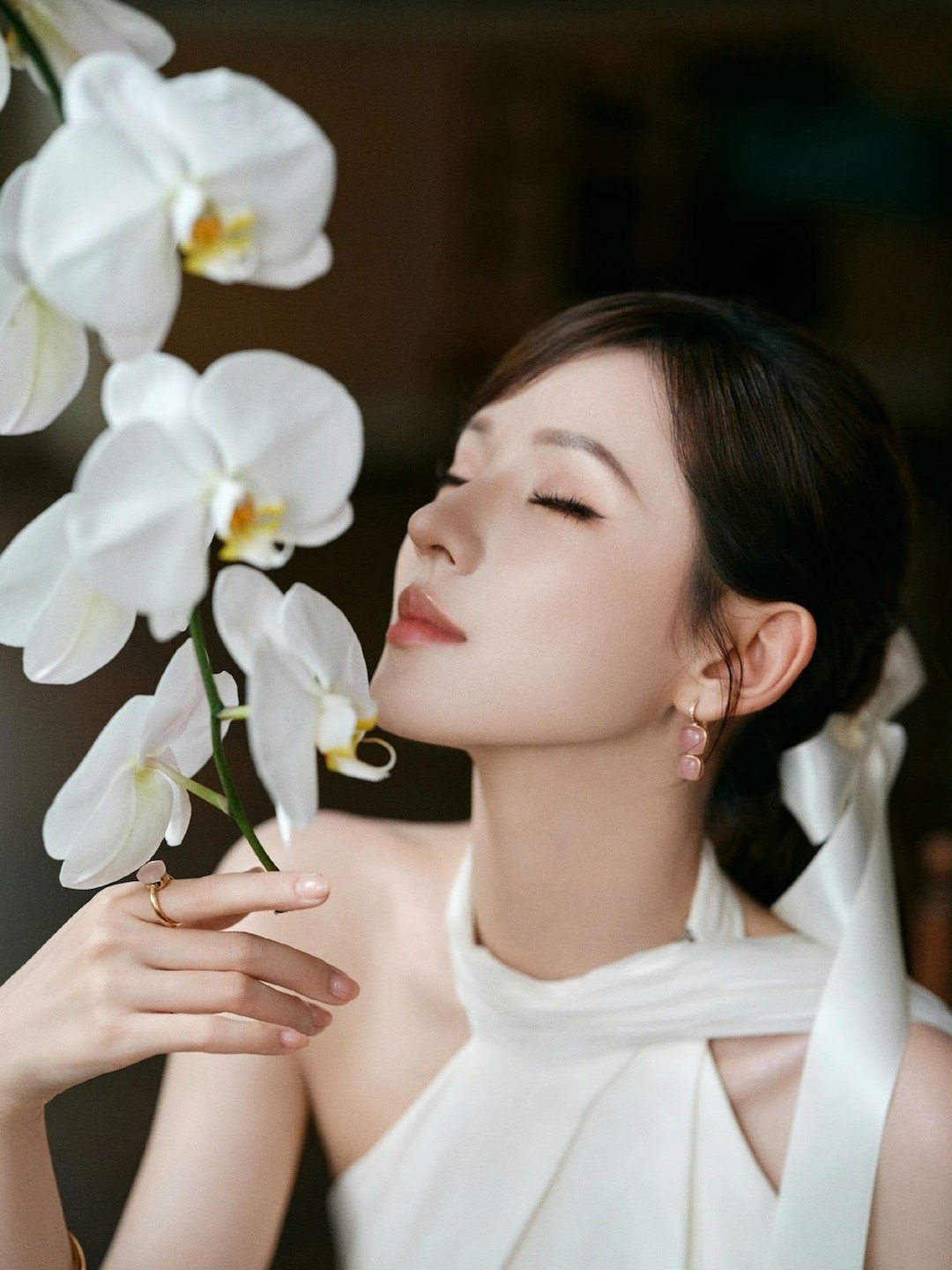 张予曦的化妆师是自己张予曦给自己化妆别人化妆靠团队，张予曦化妆靠自己！手残党看了