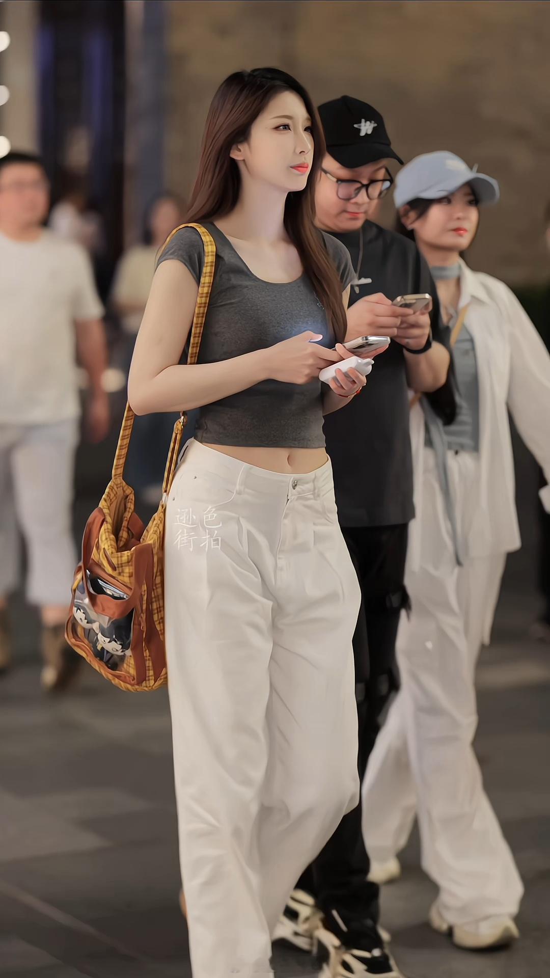 【成都街拍】肤白貌美。丨摄影拍照每日穿搭 ​​​