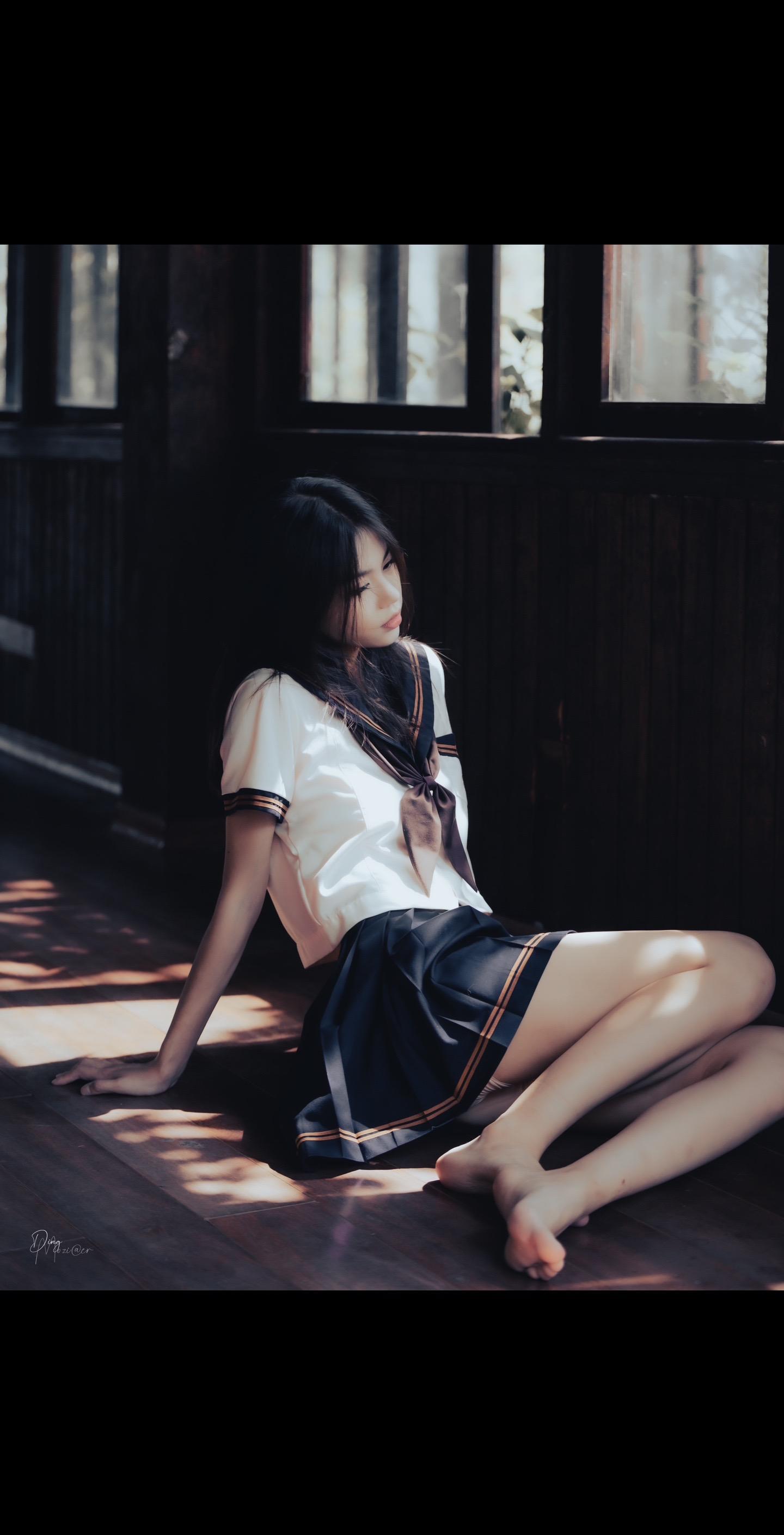 光透过 少女心 永不熄灭。《少女光影情绪写真》
摄影师：丁子墨
模特： 
拍摄地点：武汉 江滩小木屋
拍摄器材：佳能5D3  24-70镜头