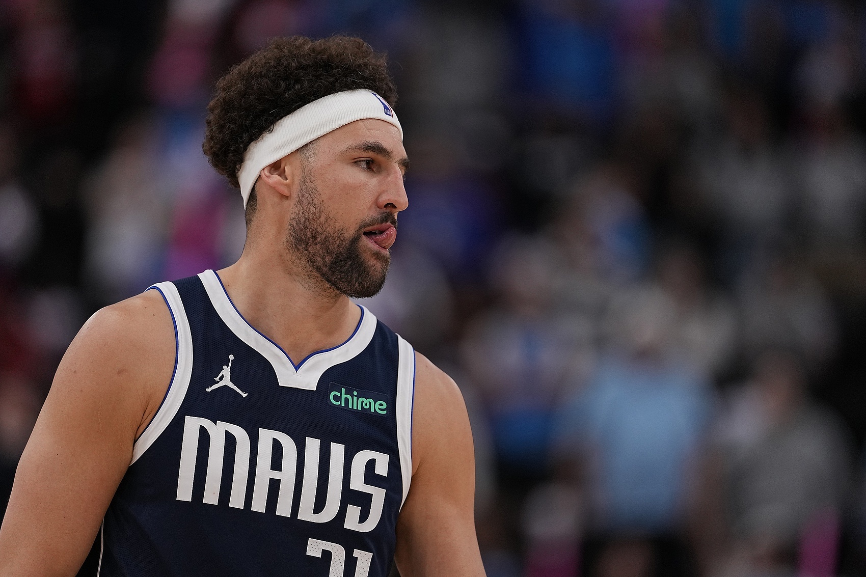 赛后基德谈到了克莱开赛季的低迷表现：“他必须继续投篮，他是个射手。他已经在联盟征