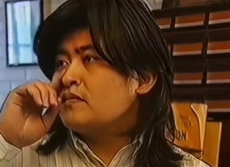 这人看着有点严肃啊。应该是1994年留下的一张照片，当年31岁吧？仔细看认识这位