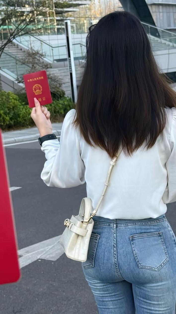 青春洋溢的旅行日记  📸 背上行囊，开启新旅程！🌟💼