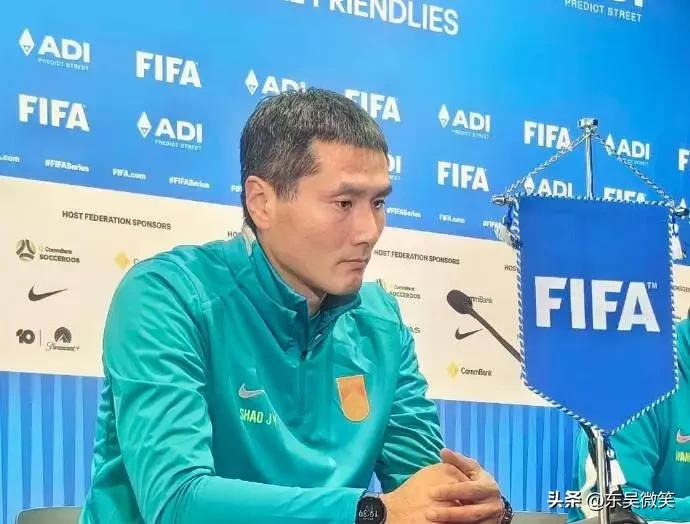 中国男足战胜库拉索，主教练邵佳一出席了赛后的新闻发布会。
邵佳一说，赢球对我们来