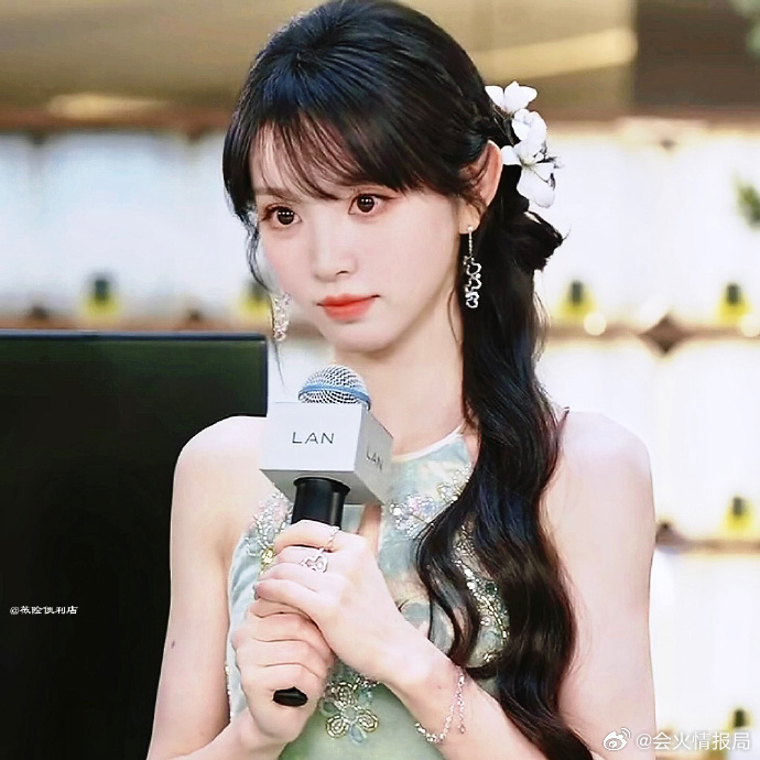 田曦薇新中式花苞裙田曦薇新中式挂脖长裙 这身造型直接封神！挂脖设计凸显精致锁骨，