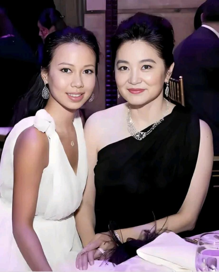 林青霞和章子怡人美戏好，
做后妈也很成功，
她俩对待继女都视如己出。