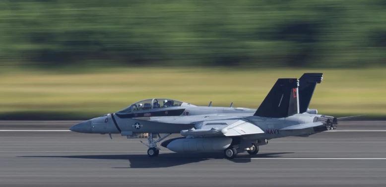 (华盛顿14日综合电)《华尔街日报》报道，美军目前已经在委内瑞拉的周边地区，进驻