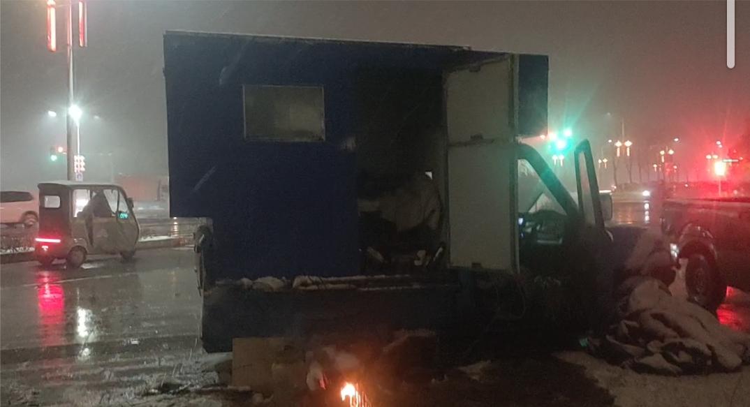 大雪天房车户外露营，无柴暖无空调无保温板，干就完了。