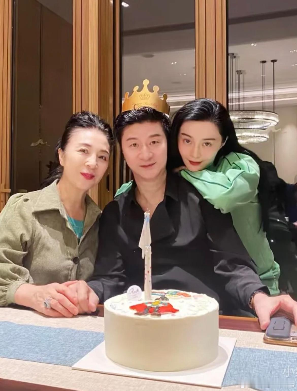 天呐范丞丞他爸爸73岁了……看照片说是53都有人信吧，范丞丞真是跟他爸爸长得一模