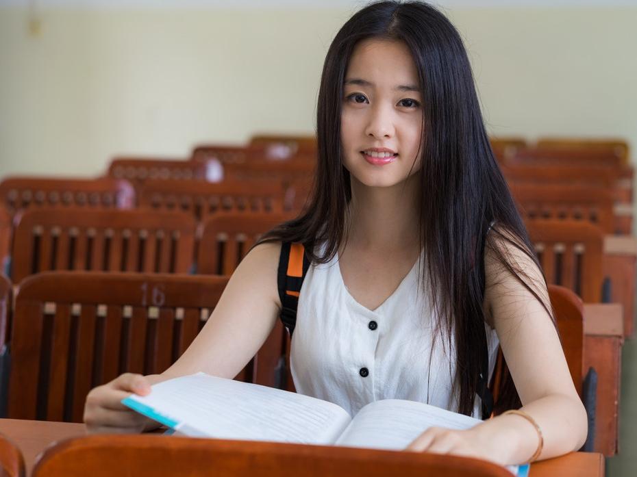 为什么有些农村孩子考上大学反而堕落了。
从小就被教育学习至上，从来没有人教他们怎