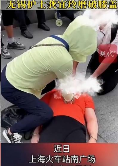 “泪目了！”上海，一男子带着妻子去火车站，可两人刚走到南广场，妻子就倒在地上，没