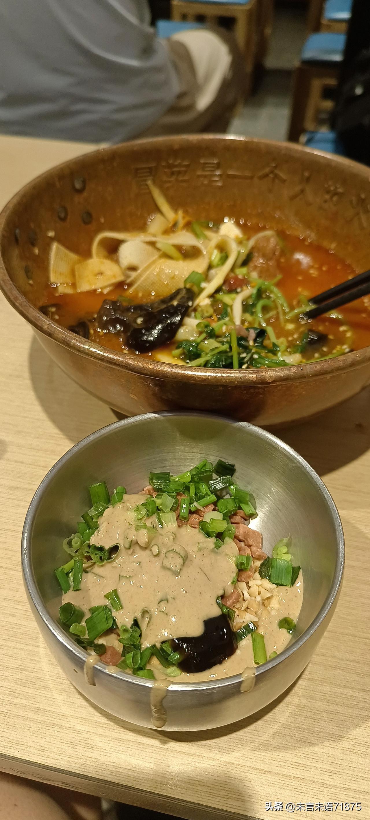 在上海的街头吃了一份冒菜，26块钱，除了一点牛肉之外，其余的都是青菜，你们说这个