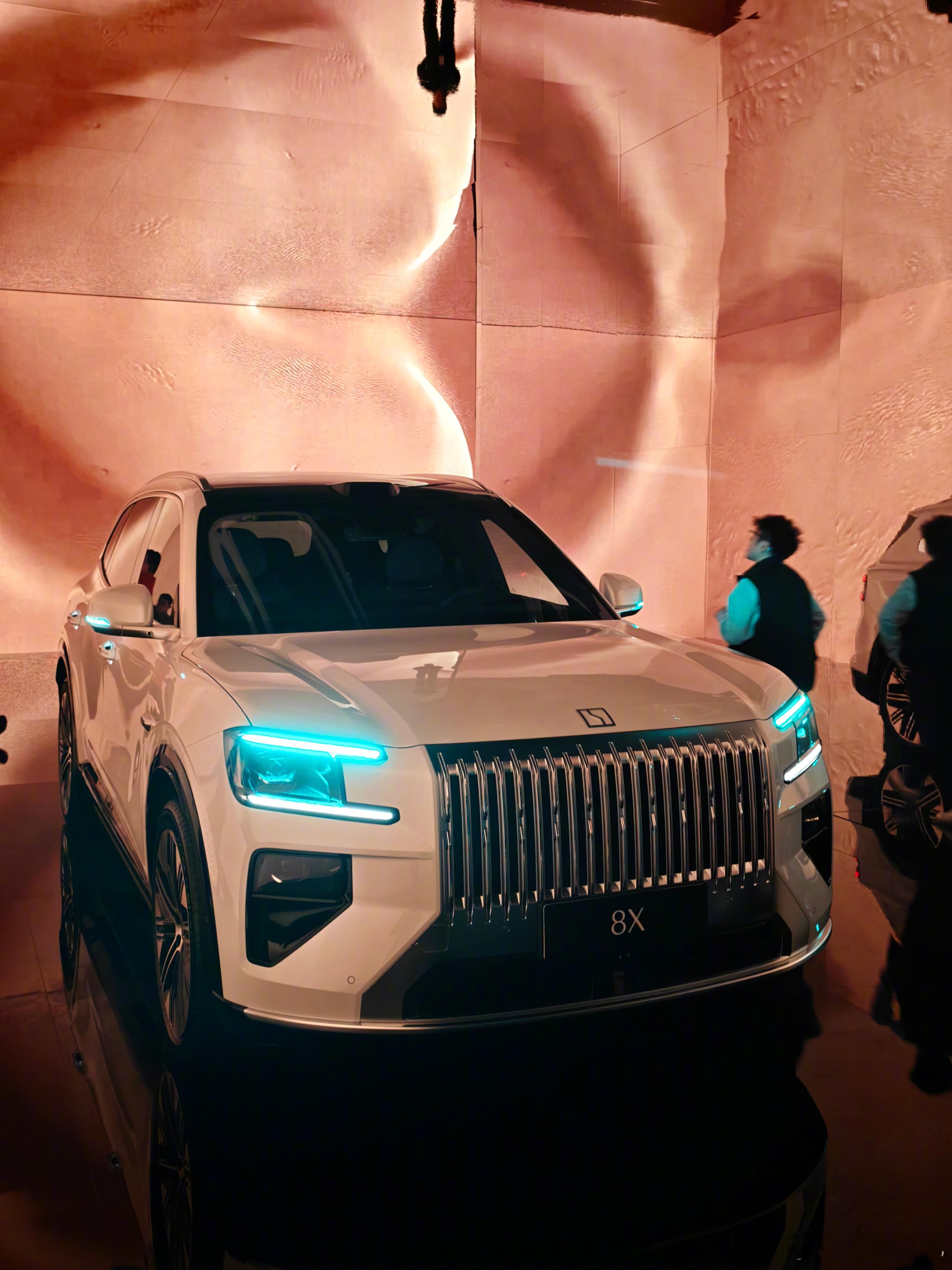 极氪8X 发布会马上开始 这次主打色  「云珀红」，不过感觉黑白的气场在这种大车