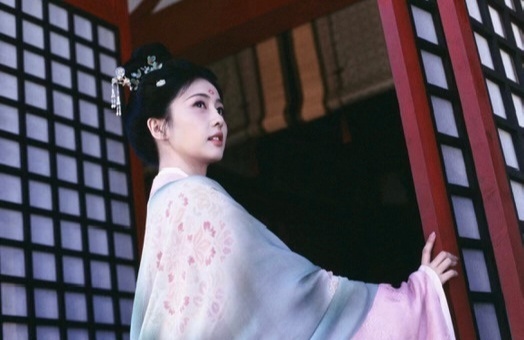 白鹿[超话]  ＂秋收冬藏，鸟语花香，你是来日方长.＂白鹿🥀白鹿王韵娜 ​​​