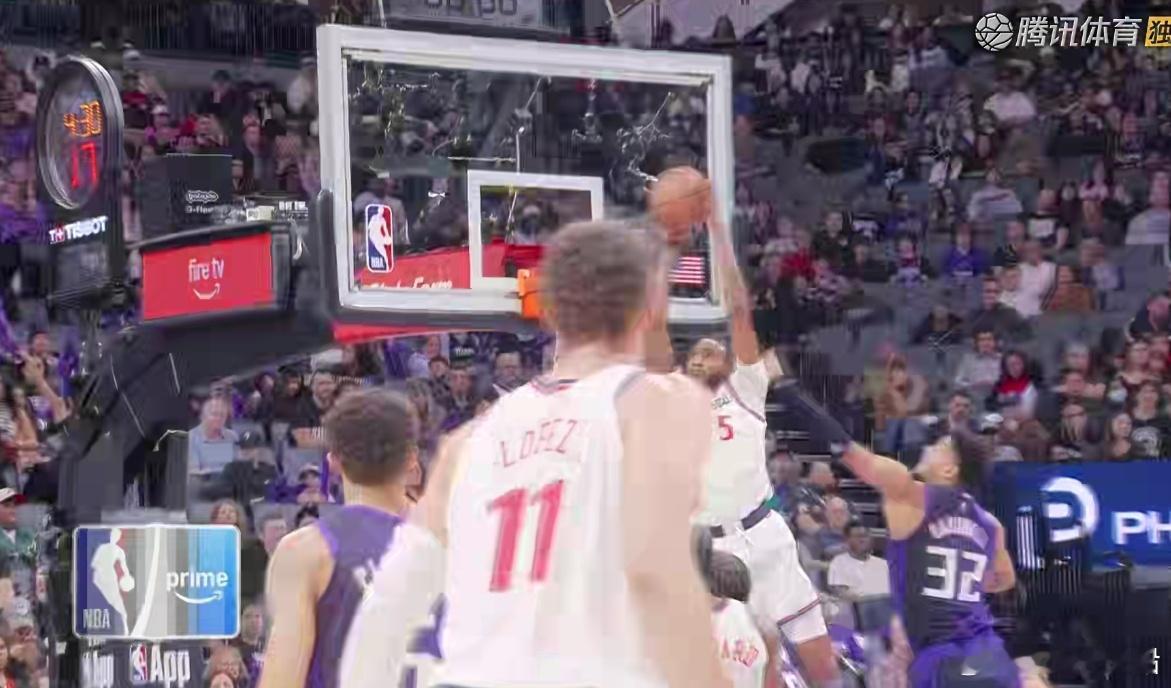 持球卡来了，小琼斯终于空接了！！！！ 