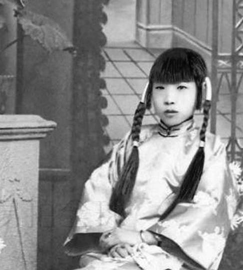1974年，90岁的杨森娶了17岁的张灵凤，新婚之夜，张灵凤不甘地问道：“你一生