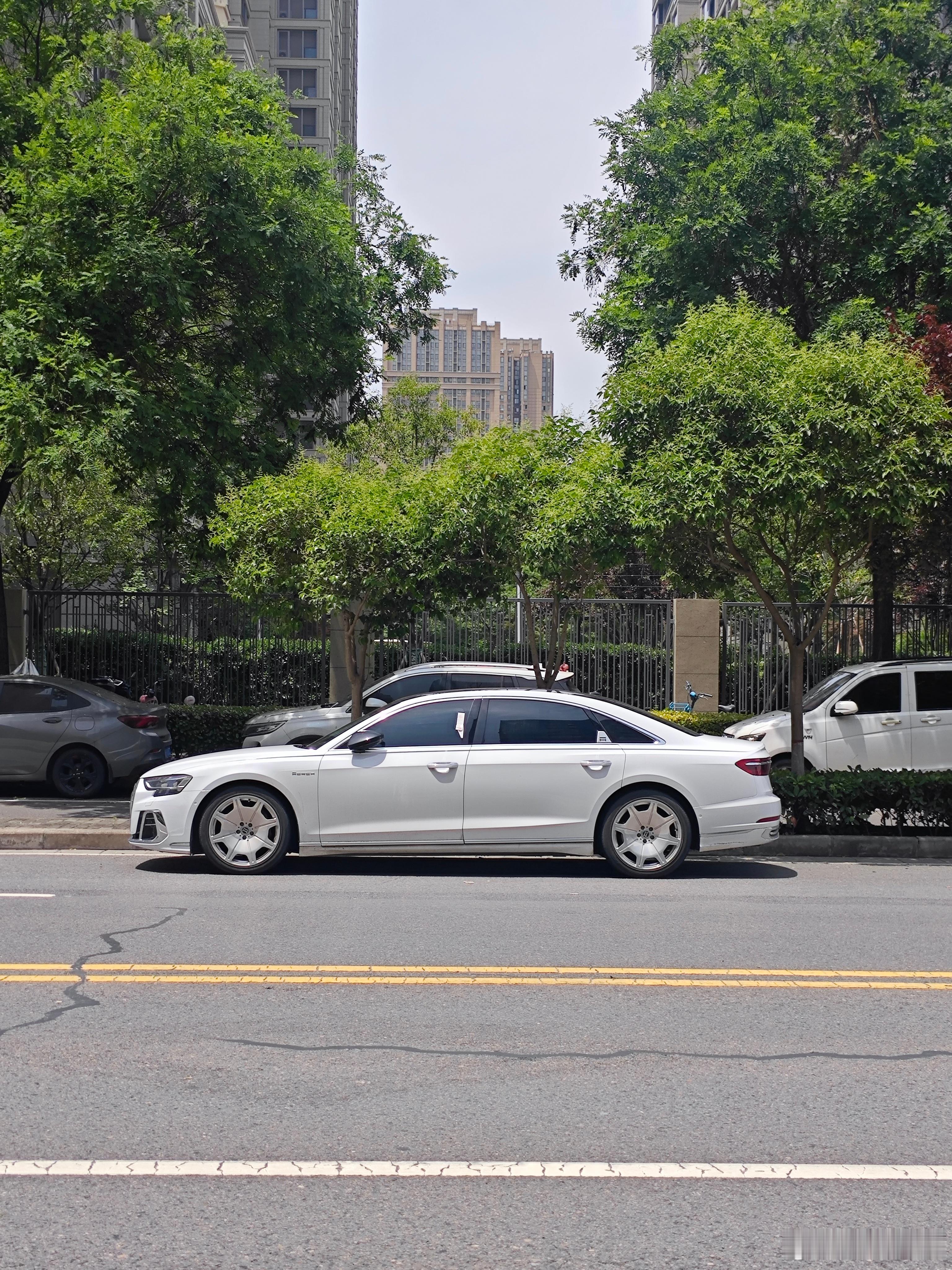 谁的霍希，乱停车