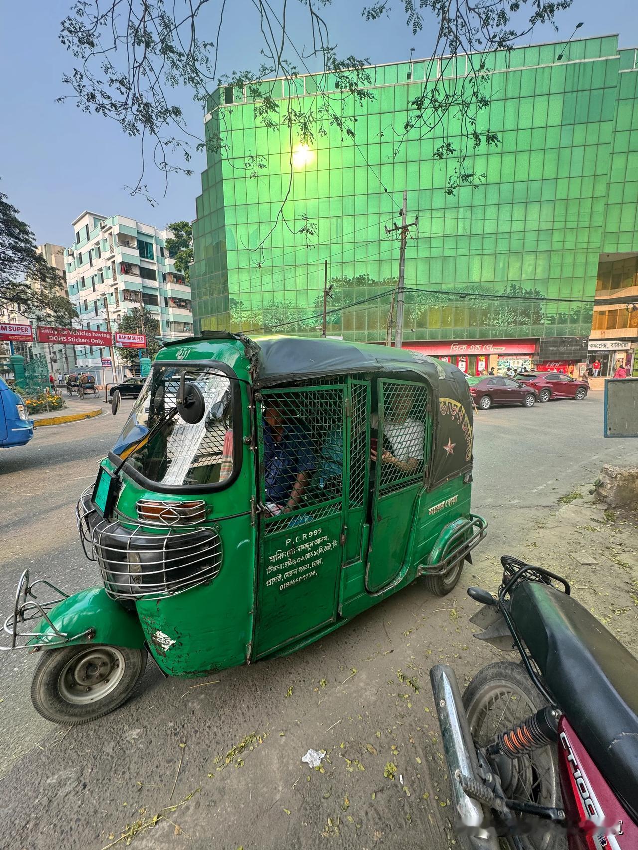 孟加拉街头的人力三轮车，突突车，复古怀旧，满满的生活气息。孟加拉明天可期 孟加拉