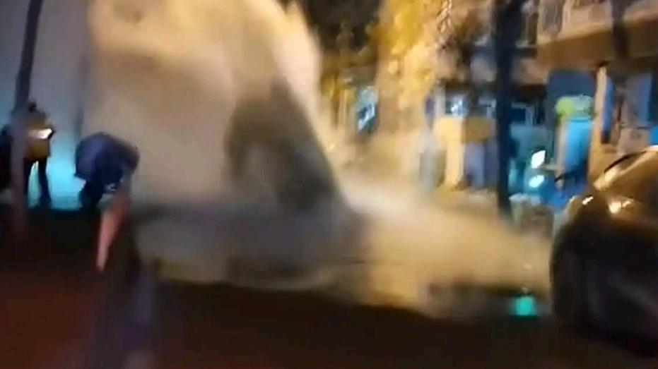 4天内第二次！济南热力管道又爆了！数米高的水柱冲天而起，白色蒸汽弥漫街头，这已经